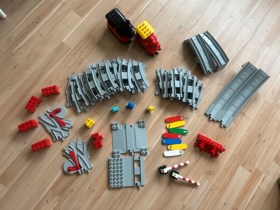 Lego Duplo Eisenbahn + Brücke + Eisenbahnschienen in Künzelsau