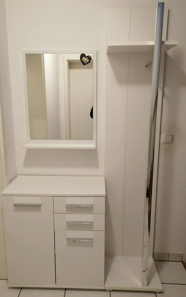 Garderobe weiß mit Spiegel und Kommode in Dasing