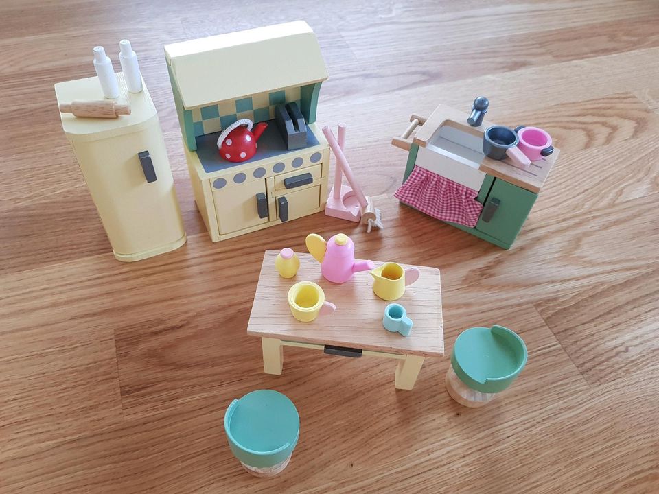 Le Toy Van 4 Zimmer Puppenhaus Möbel komplett in Eschborn