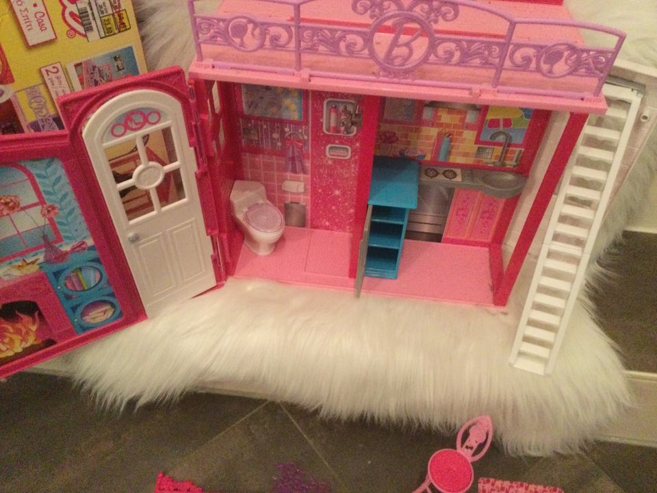 Barbie Haus Glam House Barbiehaus klappbar Puppenhaus Kofferhaus in Peine