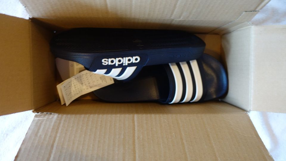 ADIDAS ADILETTE Badelatschen Schuhe dunkel blau weiß ca. 37 neu in Dresden