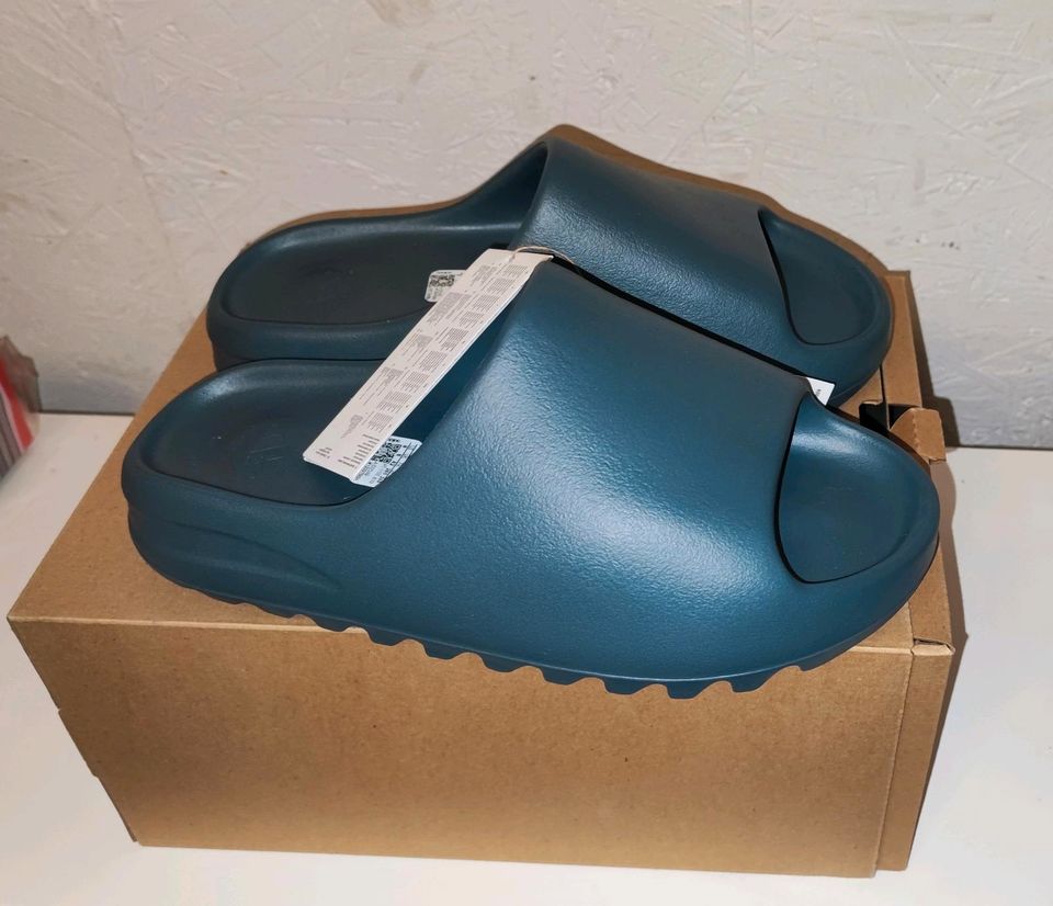 Adidas Yeezy Slide "Slate Marine"| US8 in Berlin