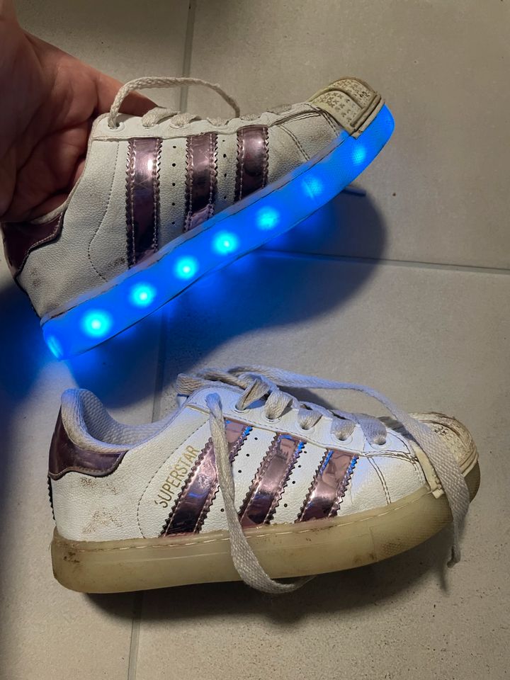 Adidas super Star LED USB Blinke Schuhe 31 in Baden-Württemberg - Östringen  | Gebrauchte Kinderschuhe Größe 31 kaufen | eBay Kleinanzeigen ist jetzt  Kleinanzeigen