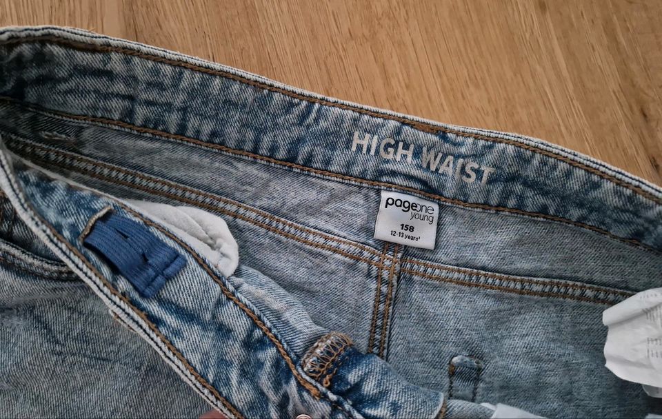 Kurze Jeans Hose Gr. 158 blau Spitzen Fransen in Schwanewede