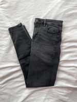 Gr. S dunkle Stradivarius Jeans mit viel Stretch Nordrhein-Westfalen - Monheim am Rhein Vorschau