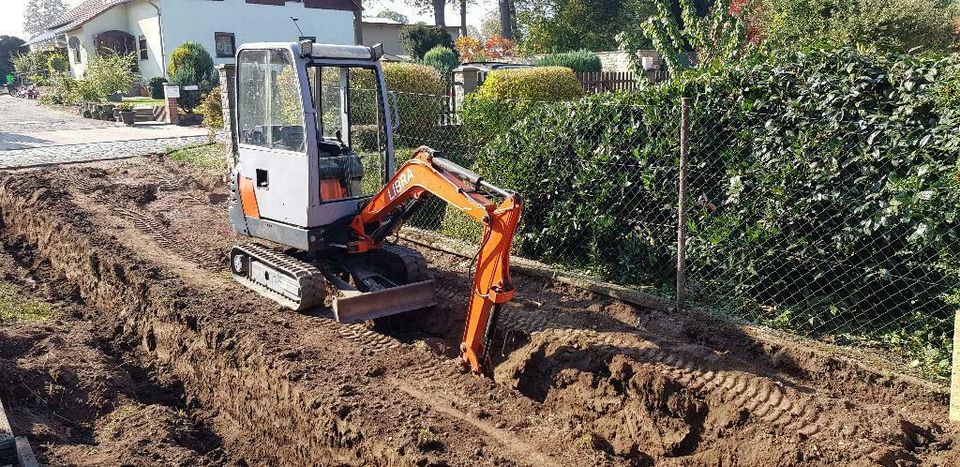 Garten begradigen Zisterne Baggerarbeiten Erdarbeiten Minibagger in Schlotheim