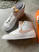Nike W Blazer Mid 77 Größe 44,5 ** Neu ** Rosa Nordrhein-Westfalen - Bedburg Vorschau