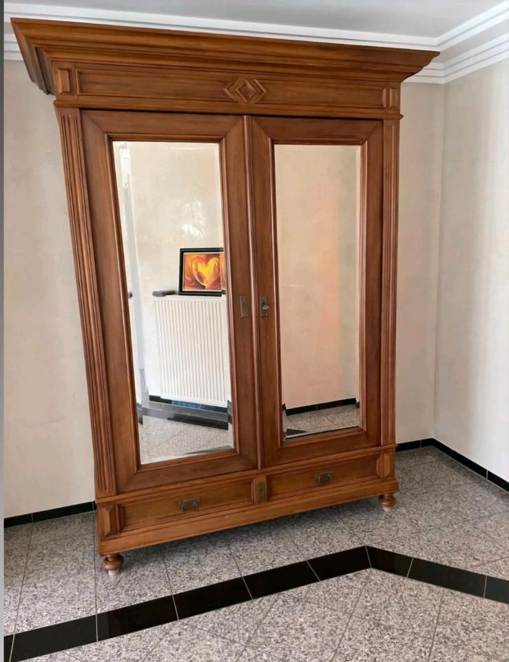 Alter Jugendstil Schrank Kleiderschrank Restauriert Antik in Göttingen