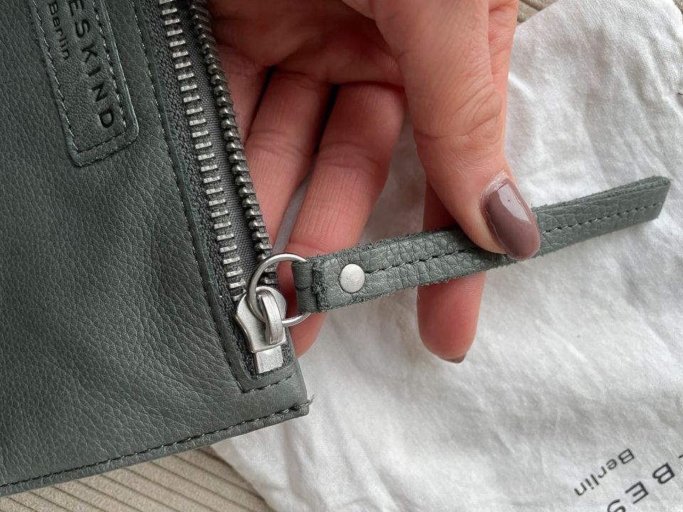 Liebeskind Echtleder Tasche Kosmetik Clutch NEU Khakigrün in Braunschweig