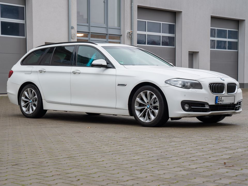 BMW 530d Touring A - AUT NAVI PROF PANO STHZ in Altendorf