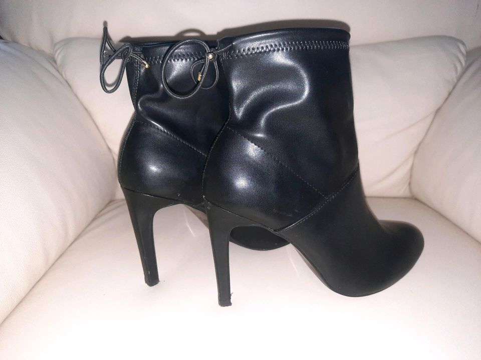 Zara High Heel Stiefeletten Gr39 Glattleder mit süßem Schleifchen in Hohenwestedt