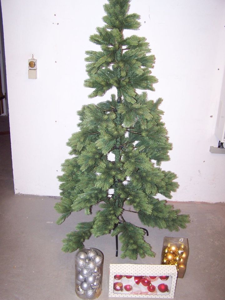 Weihnachtsbaum künstlich Kunststoff 170 * 100 cm und Kugeln in Mülheim (Ruhr)