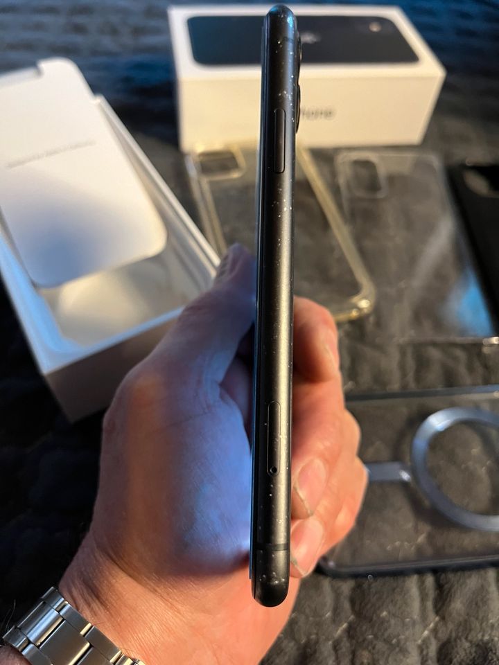 iPhone 11 mit 128 Gb,Top Zustand mit 4 Hüllen und ovp und Zubehör in Moosburg a.d. Isar