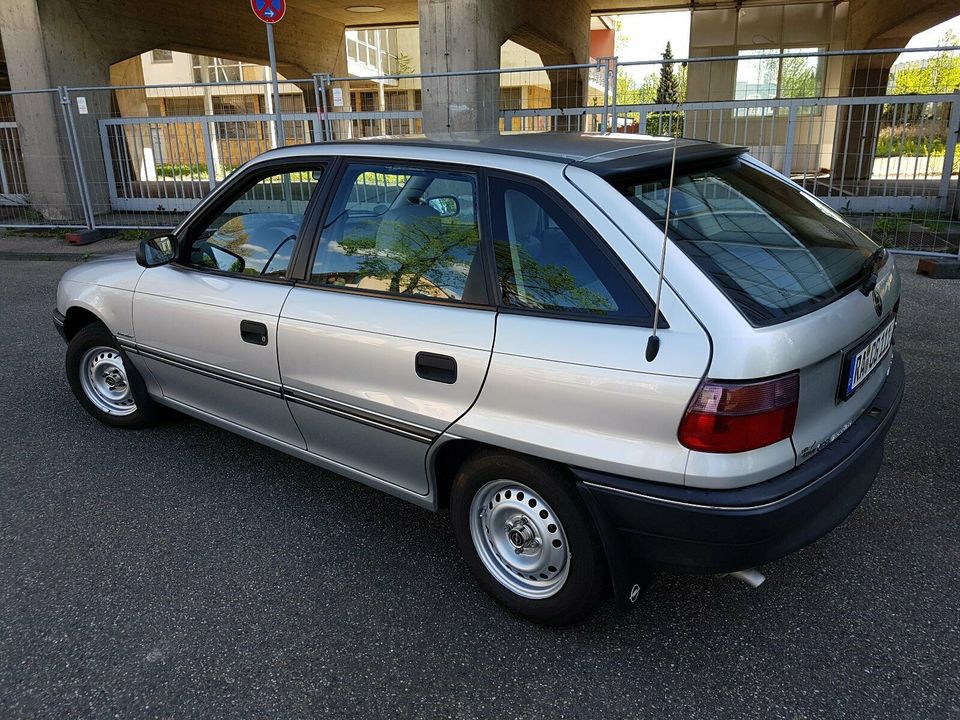 Opel Astra F, im Jahreswagenzustand, nur 104.000 km in Achern