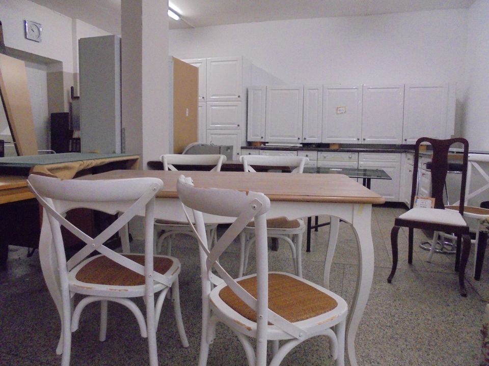 Tisch und 4 Stühle im Shabby Look in Hamburg