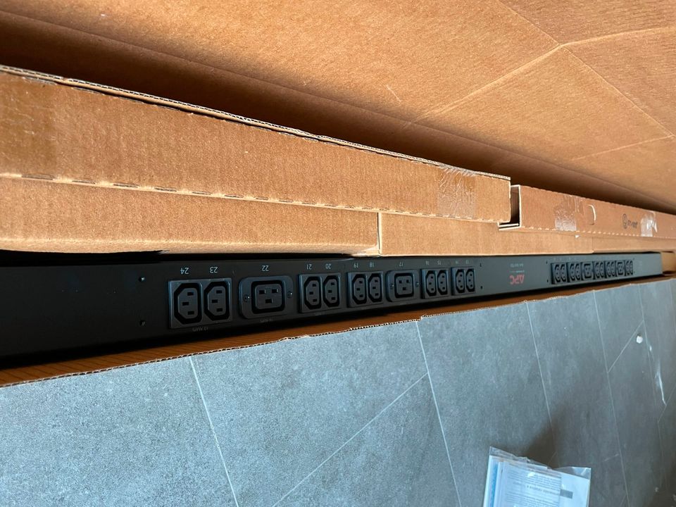 2x Neu - APC Basic Rack PDU (AP 7552) - Original verpackt in Winningen