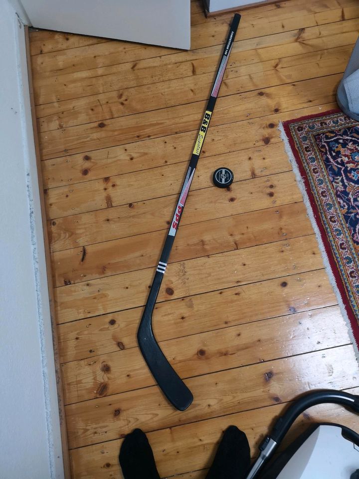 Eishockey Schläger mit Puck in Centrum