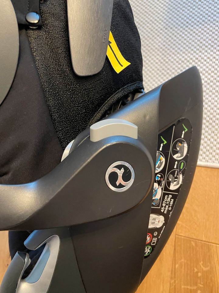 Cybex Babyschale Cloud z i-size / neuwertig in Herborn