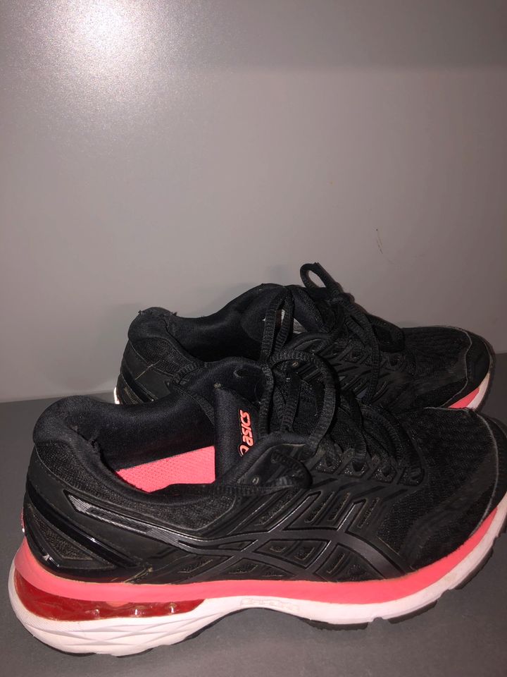 Asics Schuhe Größe 39 in Straubing