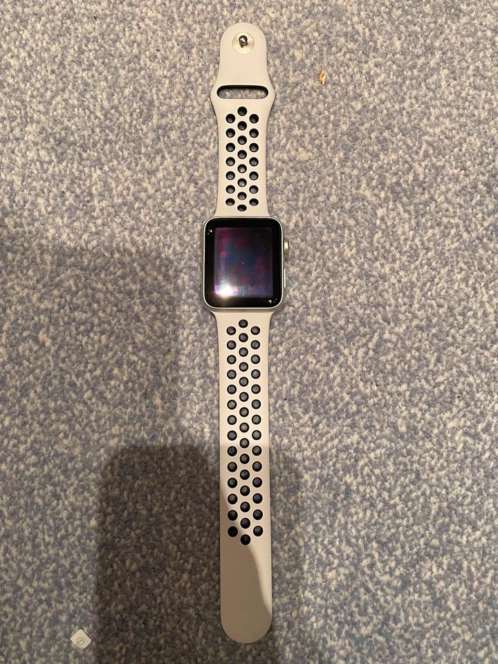 Apple Watch Series 3 Nike 42mm GPS + Cellular Weiß Schwarz in Münsing