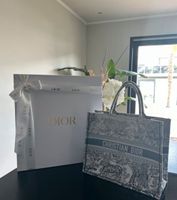 Limitierte Dior Book Tote Blau Verlauf Nordrhein-Westfalen - Schwalmtal Vorschau