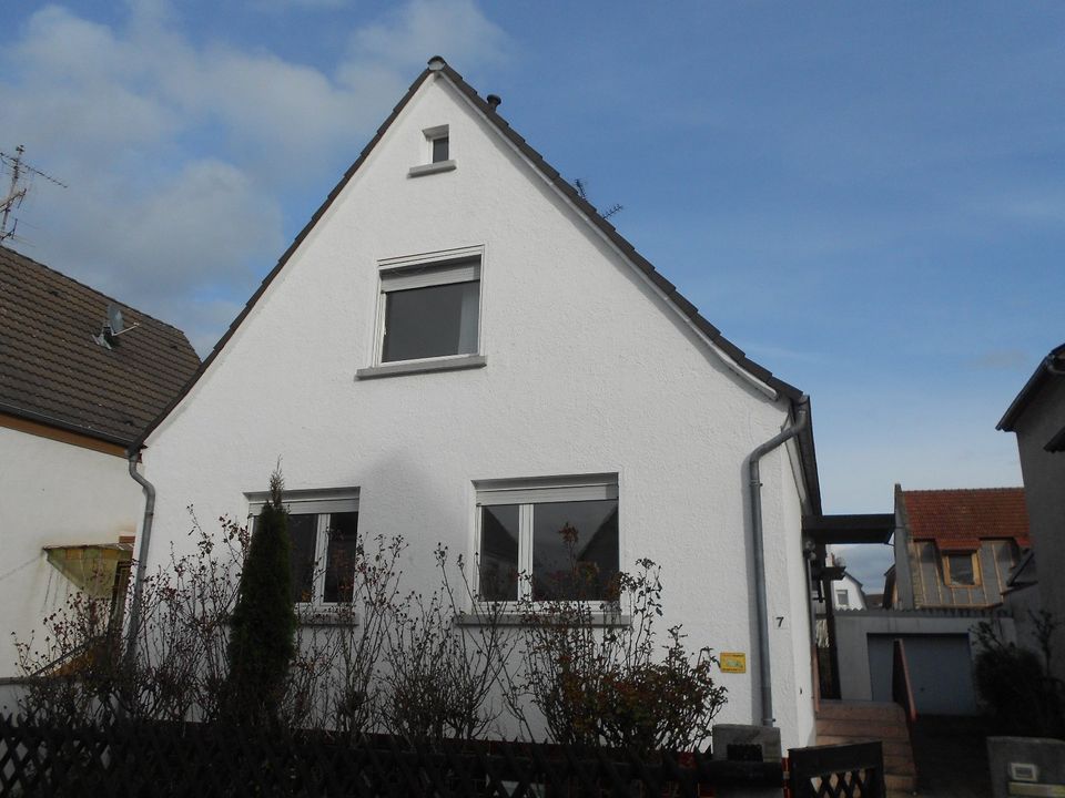 Freistehendes Mehrgenerationenhaus mit Garage, großzügiger Zufahrt/ unterkellert/ 2 EBK's in guter Lage von Trebur-Astheim! in Trebur