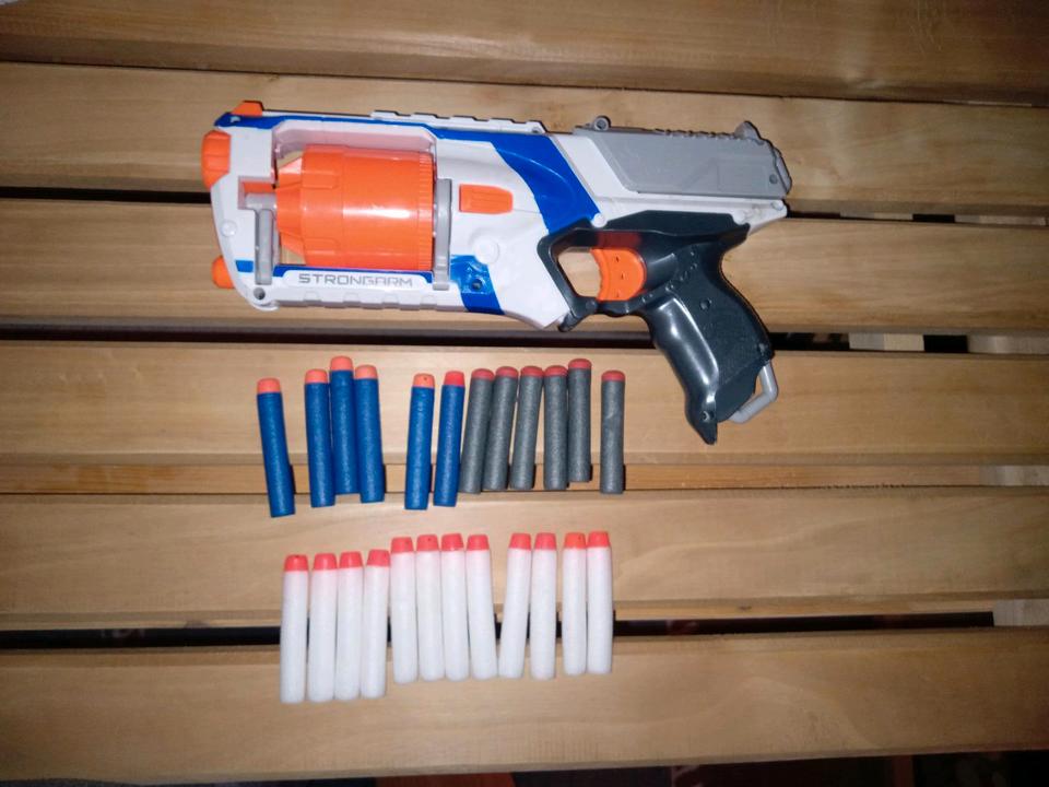 NERF N-Strike Elite Strongarm Spielzeugblaster + Darts Zubehör in Berlin
