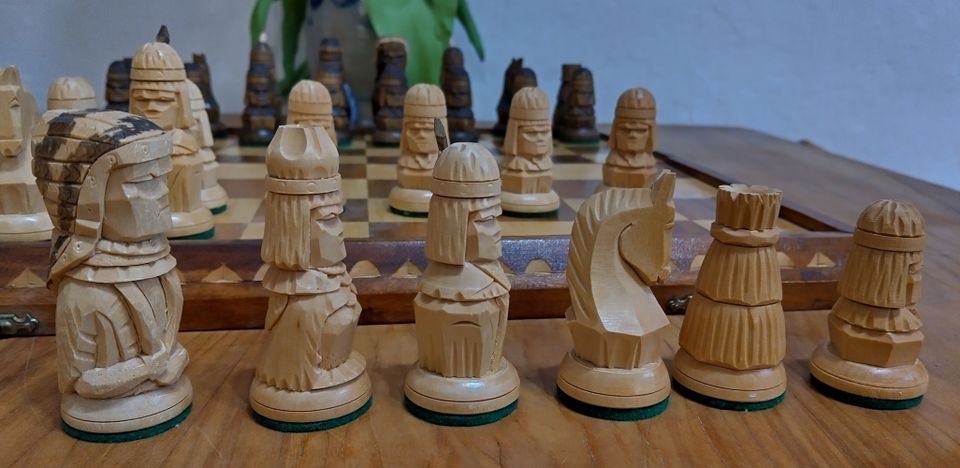 Handgeschnitztes Schachspiel mit Indianerfiguren in Düsseldorf