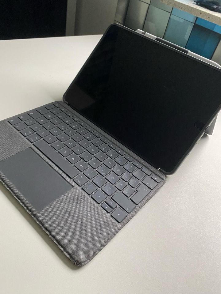 Hülle/Tastatur logitech COMBO Touch für iPad Air 3 in Melsungen