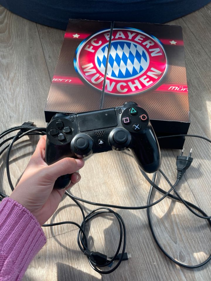 PlayStation 4 mit einem Controller in Königsbrunn