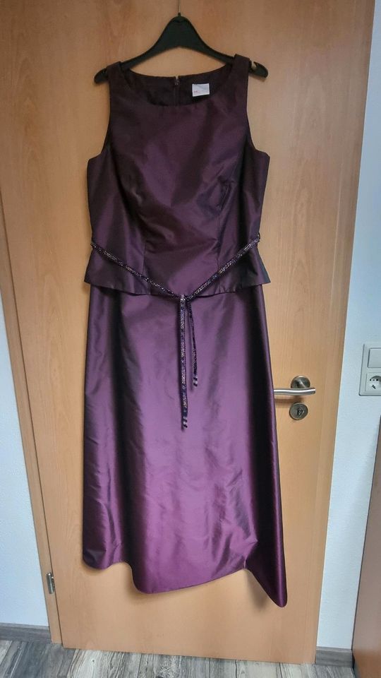 Kleid violett Gr. 44 in Lemgo