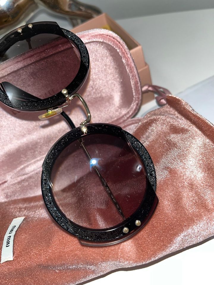 Original miu miu Sonnenbrille Core Collection MU0SS top Zustand in Hamburg