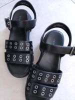 Coole, schwarze Sandalen mit Nieten Gr. 36 von Graceland Sachsen - Hoyerswerda Vorschau