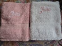 2 Handtücher mit eingesticktem Namen "Julia" Bayern - Bubenreuth Vorschau