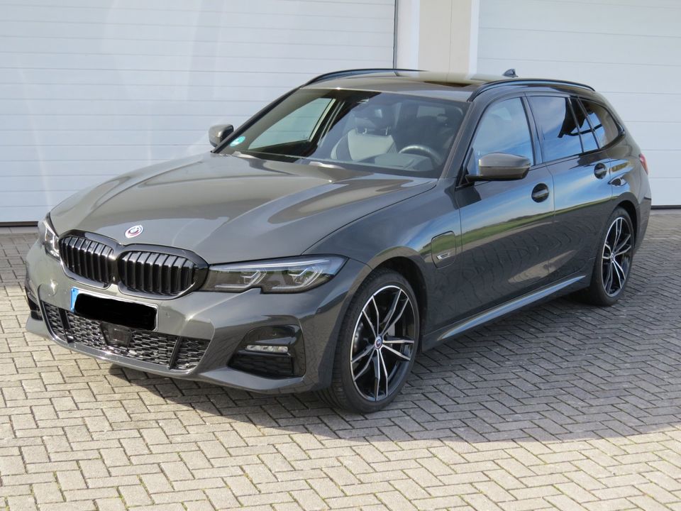 BMW 330e ix touring mit sehr viel Ausstattung in Otzing