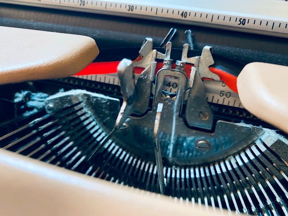 Vintage Schreibmaschine Smith Corona mit Hartschalenkoffer in Berlin