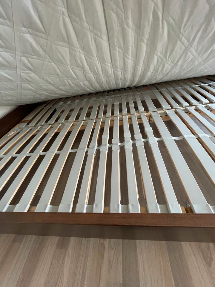 Massives Holz Bett 140 x 200 cm inkl. Matratze und Lattenrost in Dorsten