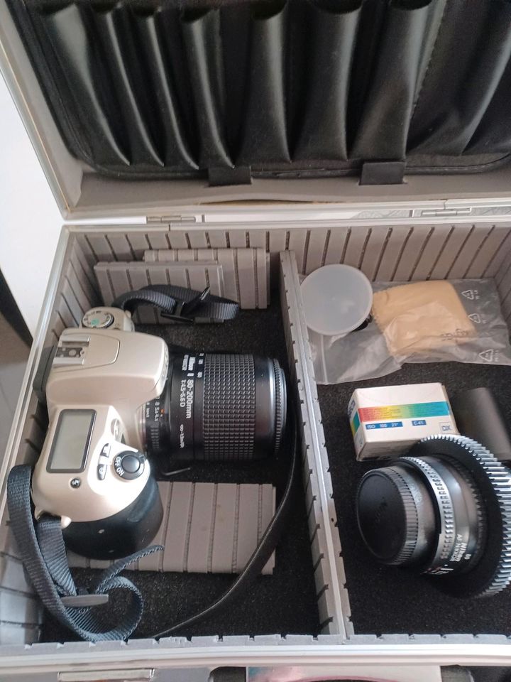 Nikon Kamera mit Koffer in Sande