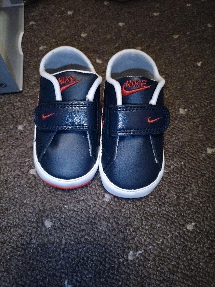 Nike Turnschuhe Baby neu in Bremen