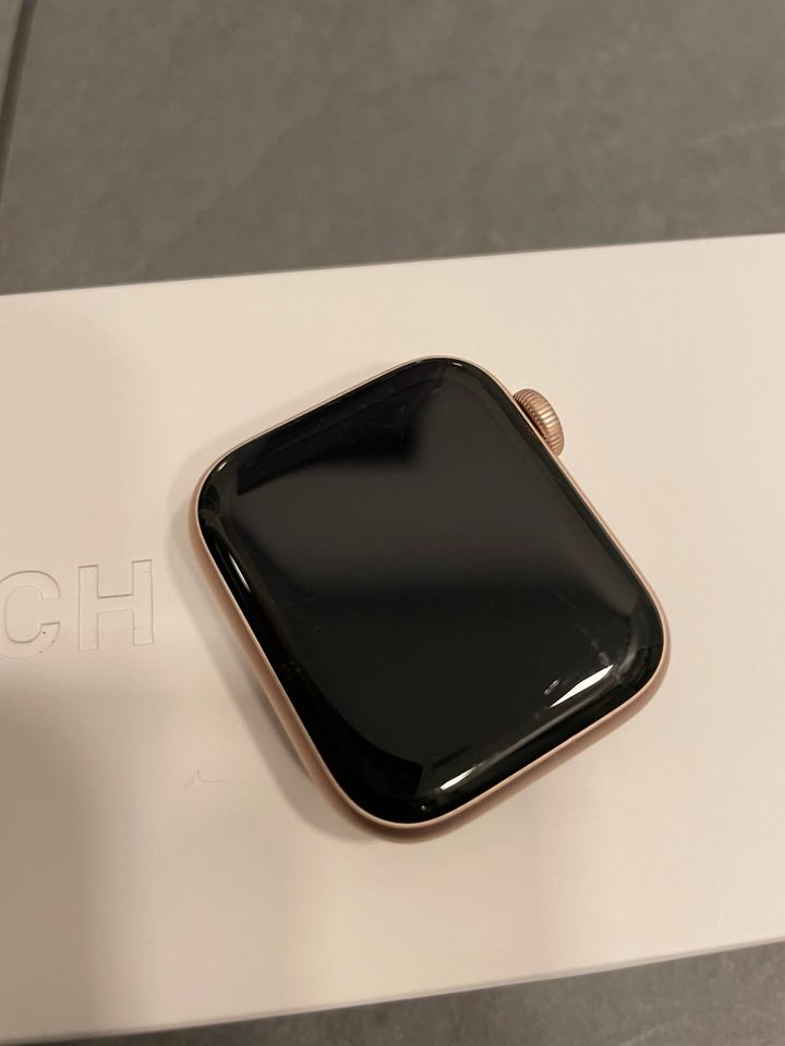 Apple Watch Series 5 Roségold in Berlin