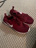 Sportschuhe Nike , dunkelrot, Größe 40 Köln - Bickendorf Vorschau