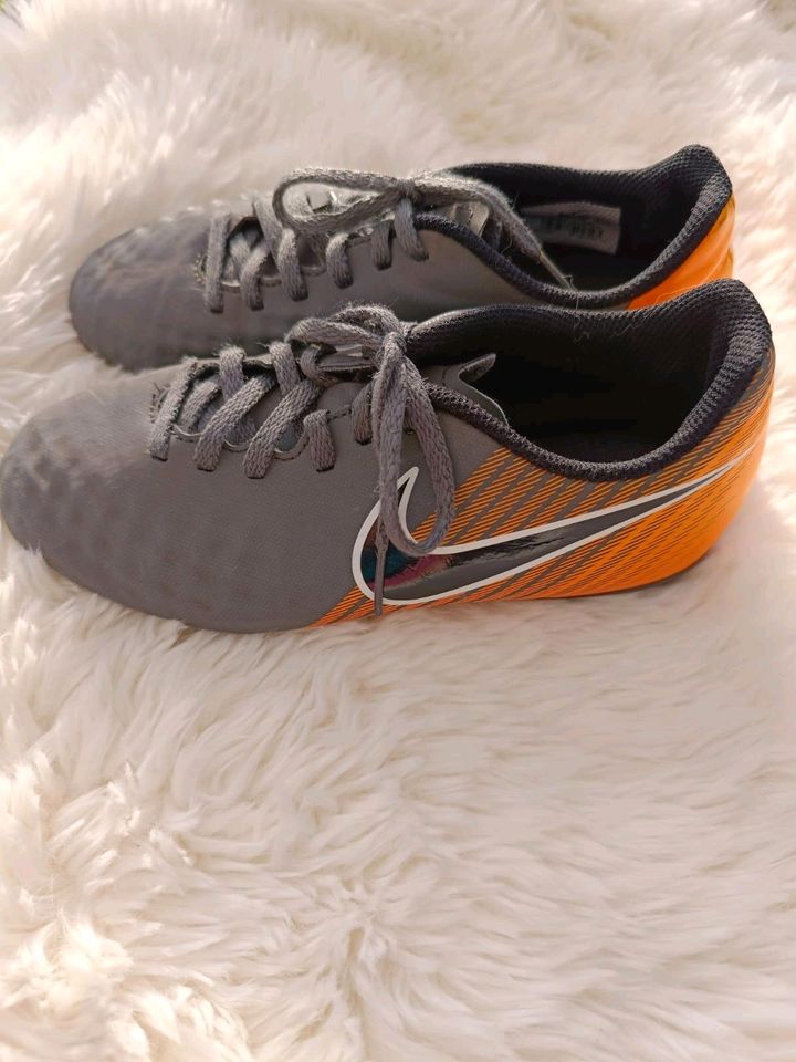 Nike Fußballschuhe Stollen Gr. 35,5 in Ludwigshafen