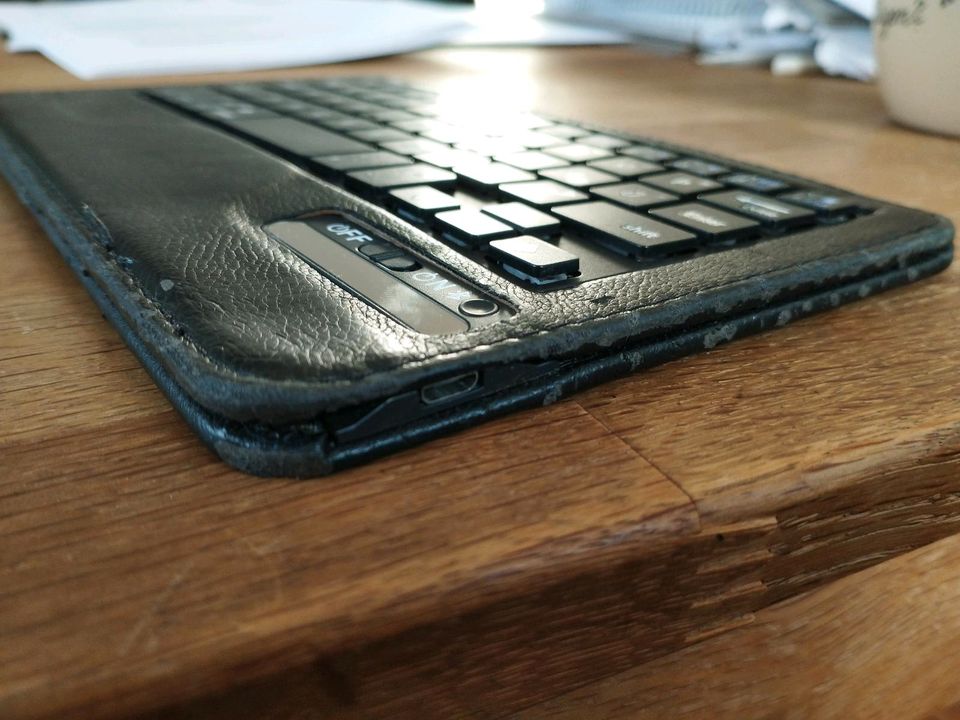Kompakte Bluetooth Tastatur mit Gebrauchsspuren in Groothusen