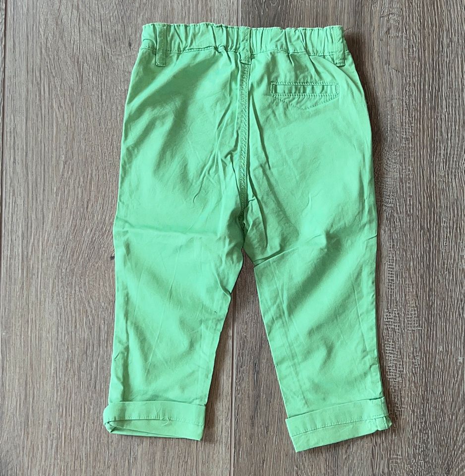 Grüne Hose von H&M Gr. 86 in Hessisch Oldendorf