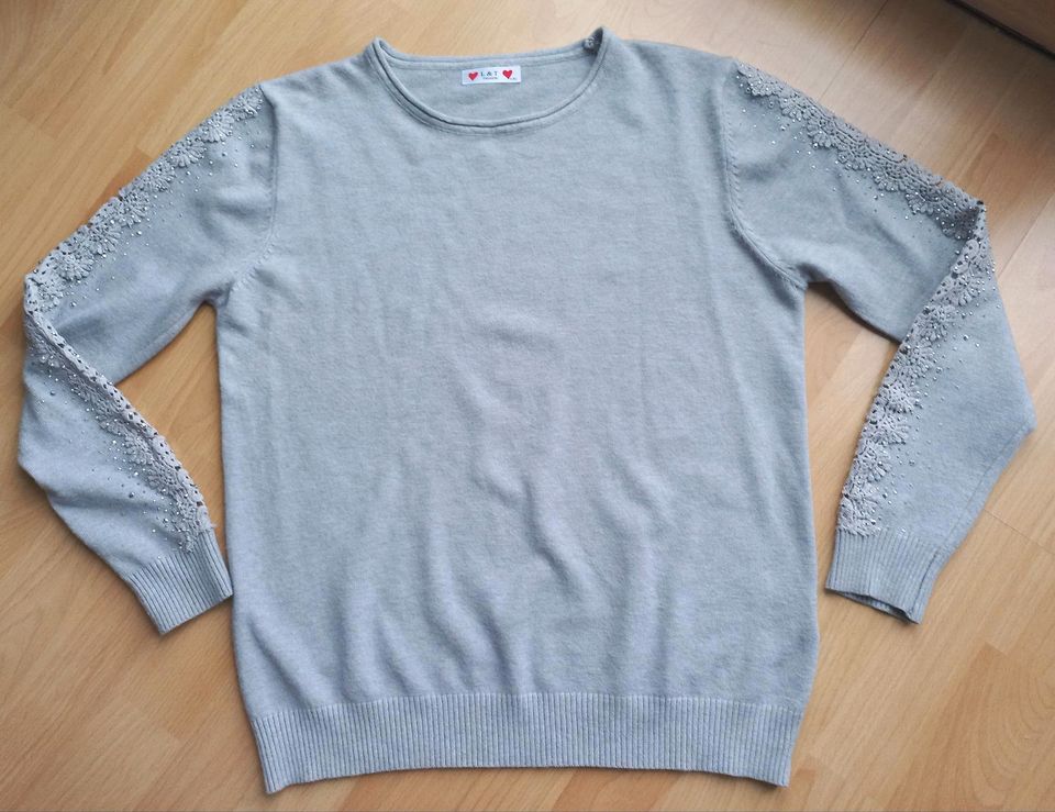 Pulli in grau mit Stickerei und Pailletten, Größe 36/38! in Berlin