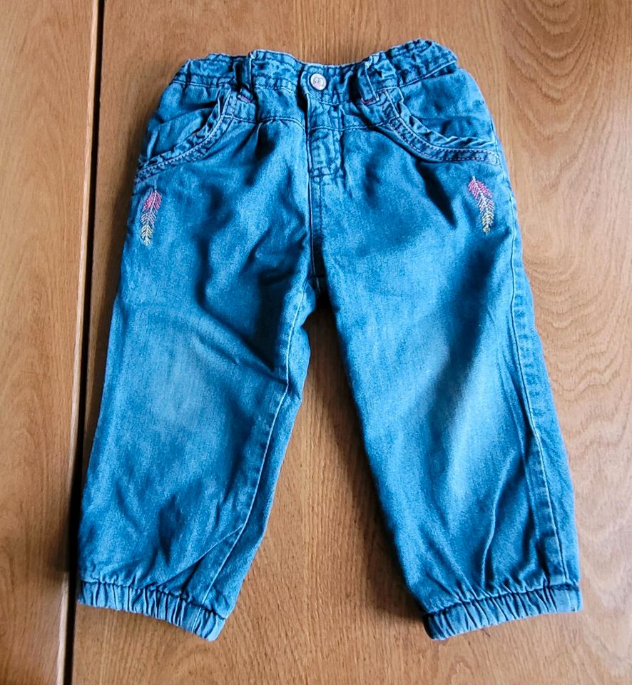 Jeans gefüttert mit kleinen Stickereien - Größe 80 in Aachen