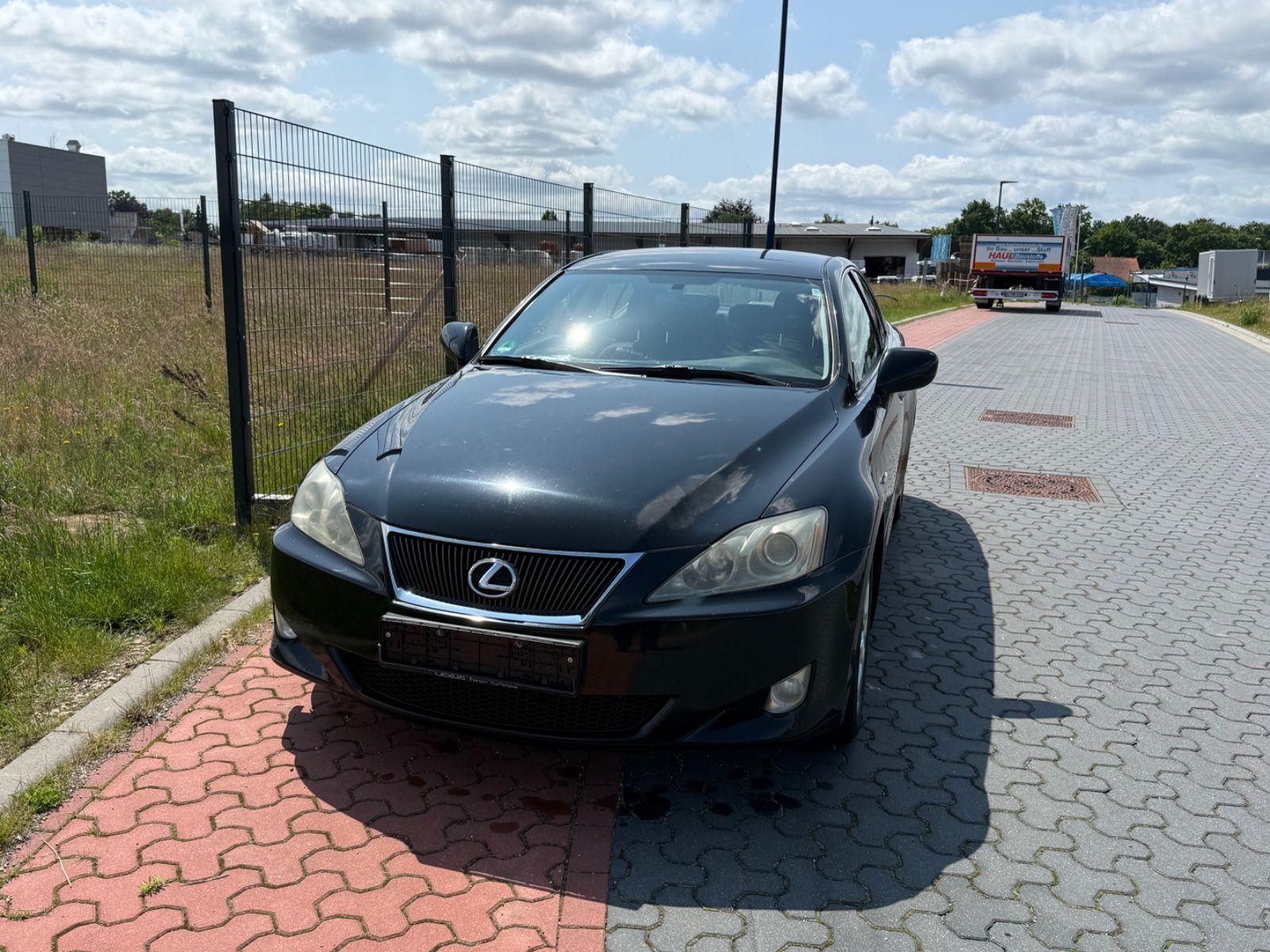 Abbildung des Autos Lexus IS 220