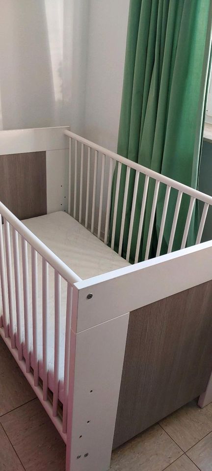 Babybett/ Kinderbett/ 70x140 in Frankfurt am Main