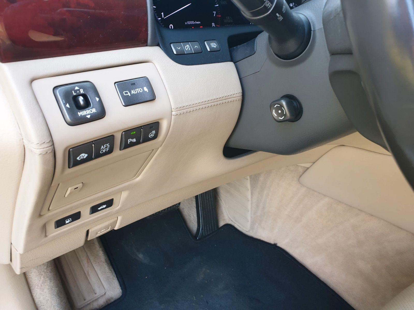 Abbildung des Autos Lexus LS 600h-voll fahrb…