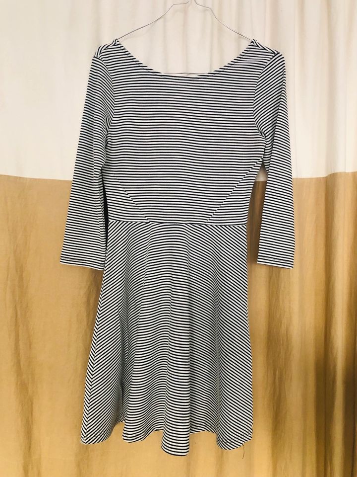 Kleid vor Reserved, schwarz-weiß gestreift, Größe S, 158-164 in Berlin